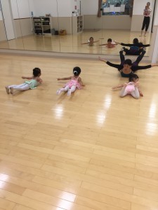 8月15日イオンカルチャークラブ東雲店「ベビーAクラス」（２才・３才バレエ、歌、読み聞かせ、お話づくり）