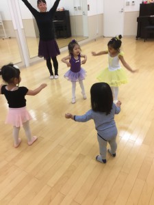 11月28日イオンカルチャークラブ東雲店「ベビークラスA」（2才・3才バレエ、歌、読み聞かせ、お話しづくり）