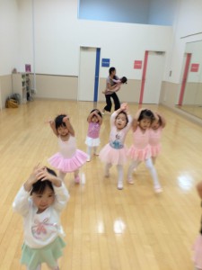 12月12日イオンカルチャークラブ東雲店「ベビークラスA」（2才・3才バレエ、歌、読み聞かせ、お話しづくり）