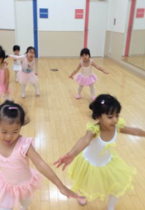 12月19日イオンカルチャークラブ東雲店「ベビークラスA」（2才・3才バレエ、歌、読み聞かせ、お話しづくり）