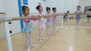 3月6日イオンカルチャークラブ東雲店「ストロベリーAクラス」（3～6才バレエ・歌・読み聞かせ・お話しづくり）