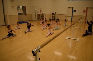 4月17日（月）イオンカルチャークラブ東雲店　ストロベリーBクラス（3才～6才　バレエ、歌、読み聞かせ、お話しづくり）