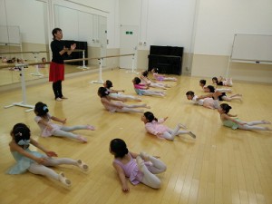 4月3日イオンカルチャークラブ東雲店ストロベリーAクラス（3～6才バレエ、歌、読み聞かせ、お話しづくり）