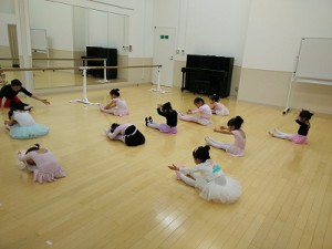 4月3日イオンカルチャークラブ東雲店ストロベリーＢクラス（3～6才バレエ、歌、読み聞かせ、お話しづくり）