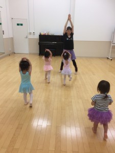4月17日イオンカルチャークラブ東雲店　ベビークラス（2才、3才バレエ・歌・読み聞かせ・お話しづくり）