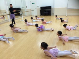 4月10日イオンカルチャークラブ東雲店「ストロベリーAクラス」（3～6才バレエ・歌・読み聞かせ・お話しづくり）