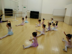 5月8日（月）イオンカルチャークラブ東雲店　ストロベリーBクラス（3才～6才　バレエ、歌、読み聞かせ、お話しづくり）