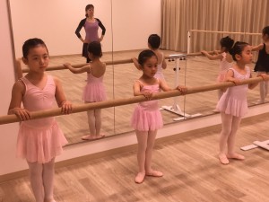 5月11日イオンカルチャークラブ葛西店　ストロベリークラス（3～6才バレエ、歌、読み聞かせ、お話しづくり）