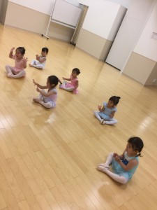 5月8日イオンカルチャークラブ東雲店　ベビークラス（2才、3才バレエ・歌・読み聞かせ・お話しづくり）